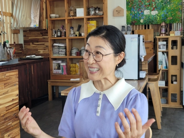 카페 공간에서 인터뷰 중인 배정은 원장 / 이석호 기자