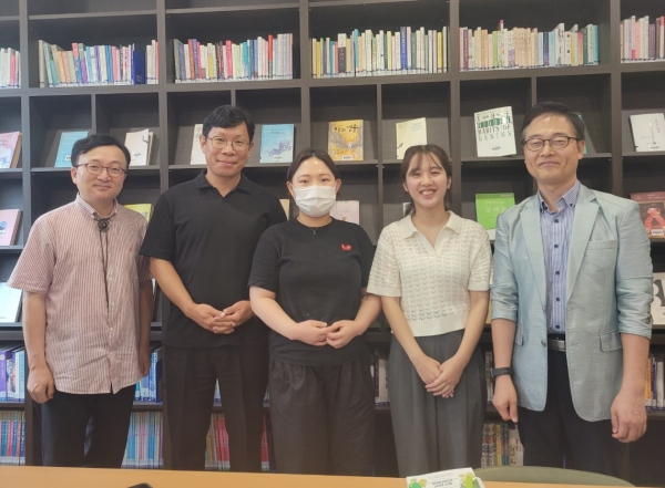 (오른쪽부터) 임주남 디멘시아도서관 관장, 시나베 아야네 쓰쿠바대 학생, 김유경 디멘시아도서관 사서, 황교진 디멘시아뉴스 편집국장, 송승호 살림터 편집기획 주간 / 이석호 기자