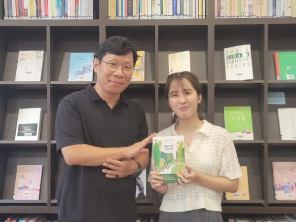 황교진 디멘시아뉴스 편집국장이 본인의 최근 저서인 자전적 에세이 《어머니와의 20년 소풍》을 시나베 아야네 씨에게 선물하고 있다. / 이석호 기자