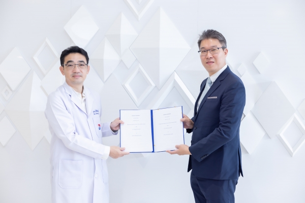 박찬익 휴런 부사장(오른쪽)과 Chotipat Danchaivijitr 방콕병원 신경과 교수 / 휴런