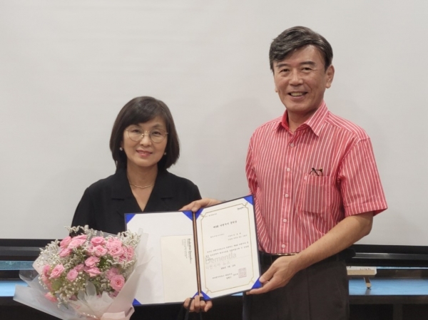 최우수상을 수상한 김정회 작가와 양인덕 심사위원장(디멘시아뉴스 대표) / 이석호 기자