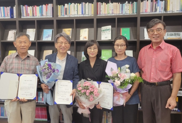 (왼쪽부터) 김상문 작가, 이종건 작가, 김정회 작가, 손윤희 작가, 양인덕 심사위원장 / 이석호 기자