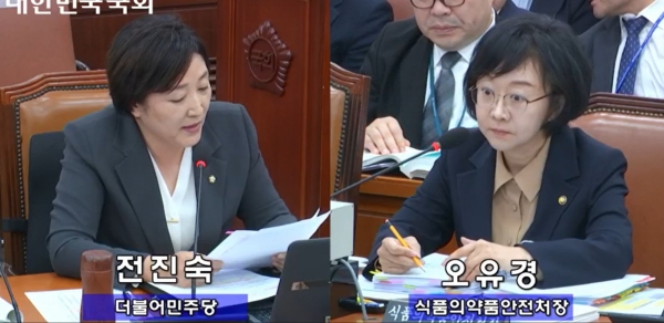 국회 보건복지위원회 소속 더불어민주당 전진숙 의원(왼쪽)과 식품의약품안전처 오유경 처장 / 인터넷의사중계시스템