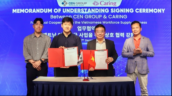 (왼쪽부터) 안승재 케어링 교육원사업부문 팀장, 김태성 케어링 대표, 헝 뜨란 반(Hung, Tran Van) 센 그룹 부사장, 팜 탄 흐엉(Pham Thanh Hung) 센 그룹 대표가 업무 협약 체결 후 기념 촬영을 하고 있다. / 케어링