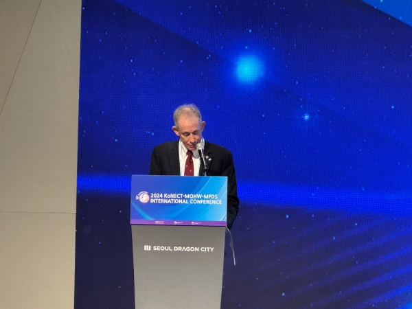 기조 강연하는 스튜어드 기어리(Stewart Geary) 에자이 부회장 / 황교진 기자