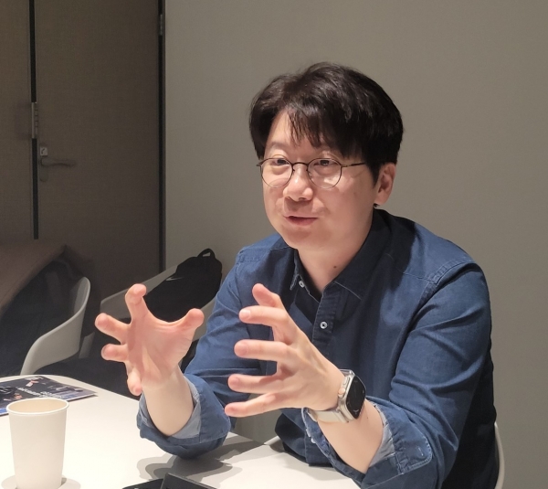 노유헌 이모코그 대표가 경기 과천시 이모코그 본사 사무실에서 디멘시아뉴스와 인터뷰를 하고 있다. / 이석호 기자