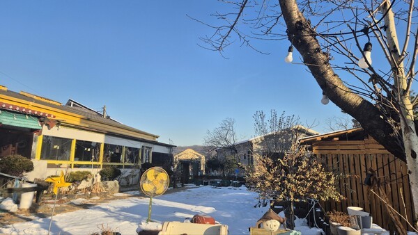 용인해바라기요양원 정원과 본관 풍경 / 배정은 원장