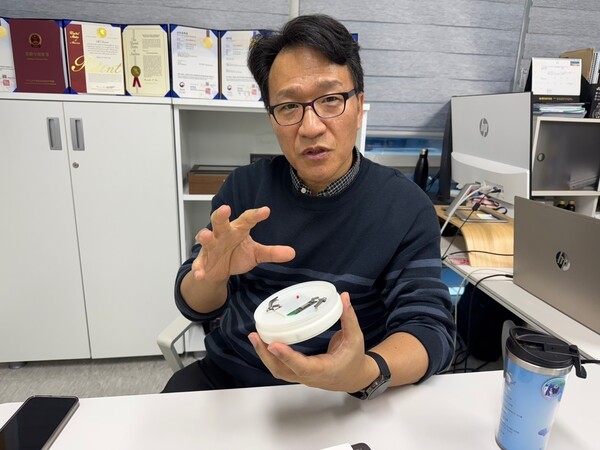 음성 감지 화재경보기를 설명하고 있는 최 대표 / 황교진 기자