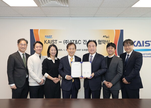 (왼쪽부터) KAIST 생명과학기술대학 학장 김대수, 뇌인지과학과 이영준 교수, 최민이 교수, 이광형 총장, 에이티앤씨 이기태 회장, 이종원 대표, 나기용 본부장 / 카이스트