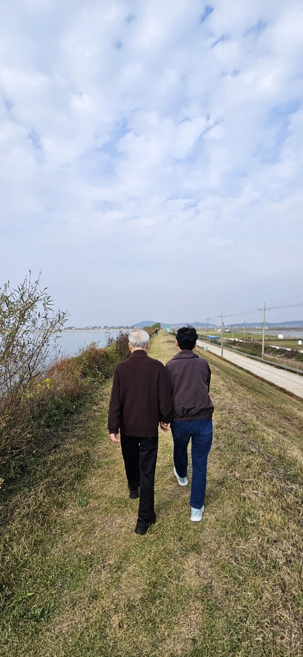 아버지와 어머니의 강화도 산책 모습 / 김혜령 교수