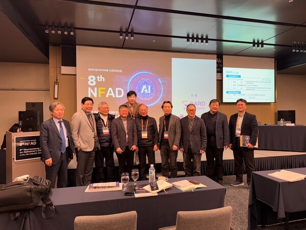 왼쪽부터 송호천 전남대 의과대학 핵의학과 교수, 이건호 광주치매코호트연구단 단장, 한규훈 전 한국생명공학연구원 교수, 박영민 국가신약개발사업단 단장, 한진 인제대 의과대학 생리학교실 교수, 김상윤 분당서울대병원 교수, 류훈 한국과학기술연구원 뇌질환극복연구단 교수, 한인석 K-바이오랩허브사업추진단 단장, 안성수 가천대 바이오나노학과 교수, 김정웅 중앙대 생명과학과 교수 / 황교진 기자