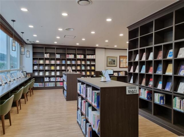 디멘시아 도서관 내부 모습