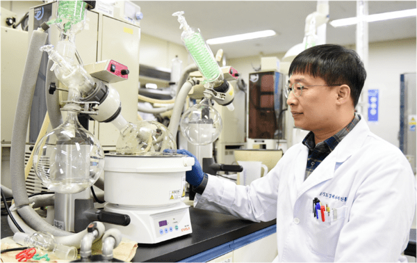 ‘금 나노입자로 처리한 아프젤린의 알츠하이머병 인지능 개선효과’를 입증하기 위해 농축기로 실험하는 경과원 연구팀 / 경기도경제과학진흥원