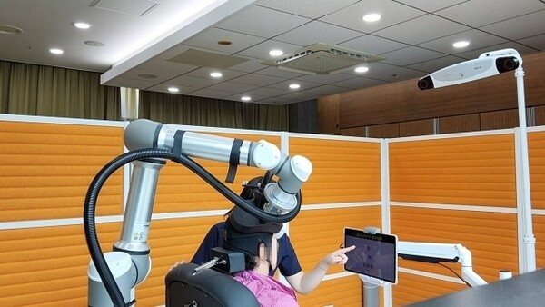 AT&C가 개발한 TMS와 디지털 치료제를 병용한 치료 시스템 / AT&C