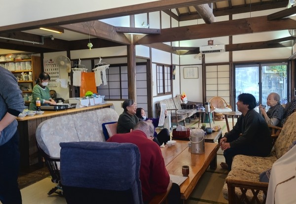 거실 중앙에 조리실이 있어 양쪽 거실에 있는 입소 어르신과 시선이 개방돼 있다 / 이혜주 센터장