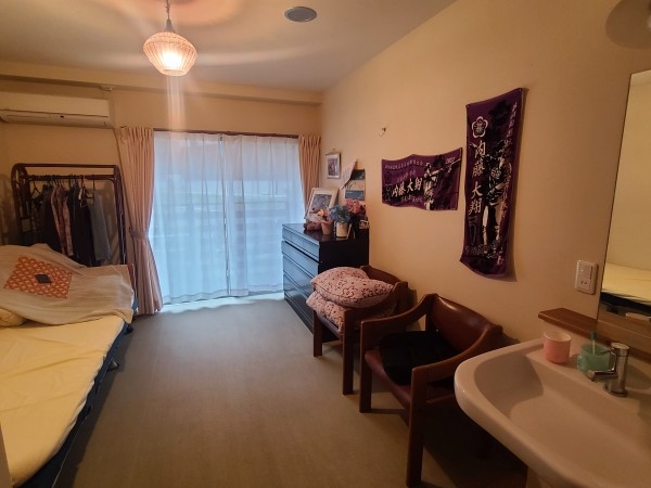 손주가 야구 선수인 어르신의 개인실, 야구 굿즈를 벽에 걸어두었다. / 이혜주 센터장