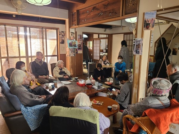 아침에 거실에 모여 차를 마시며 오늘 자신이 하고 싶은 활동을 이야기하는 어르신들 / 이혜주 센터장