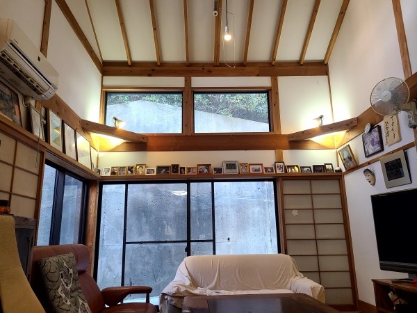 생활 중인 어르신과 돌아가신 어르신의 사진들이 놓여 있는 거실 / 이혜주 센터장