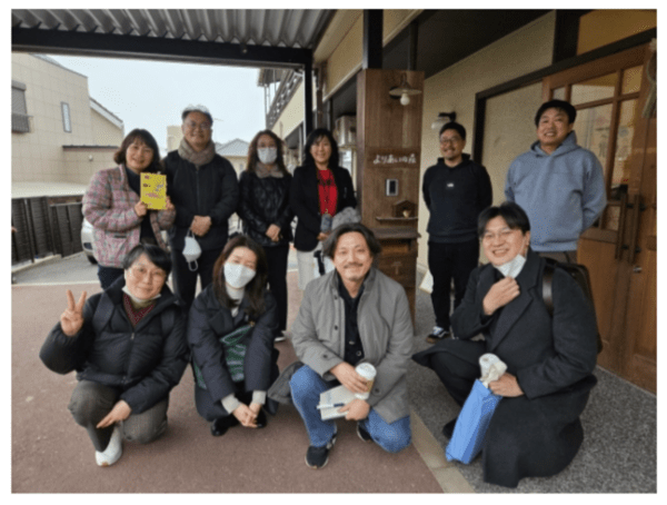 요리아이 답사에 동행한 치매케어학회 임원들, 시설 관계자와 함께 / 이혜주 센터장