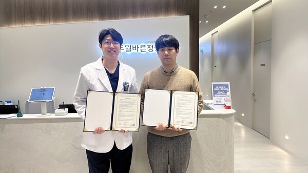 김지수 케어링 호남본부장(오른쪽)과 김현학 주월바른정형외과의원 원장 / 케어링