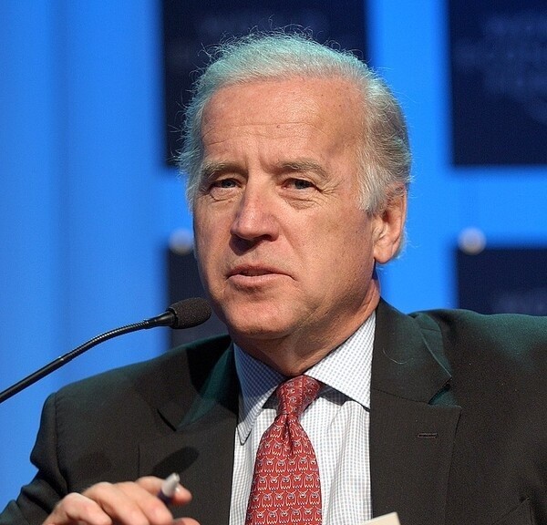 델라웨어주 상원의원(민주당) 시절 조 바이든. 2005년 1월 28일 스위스 다보스에서 열린 세계경제포럼(WEF) 연례총회에서 '부시 2세 시대의 미국 외교 정책에 대한 의회의 견해' 세션에 참석한 모습 / 레미 슈타이네거