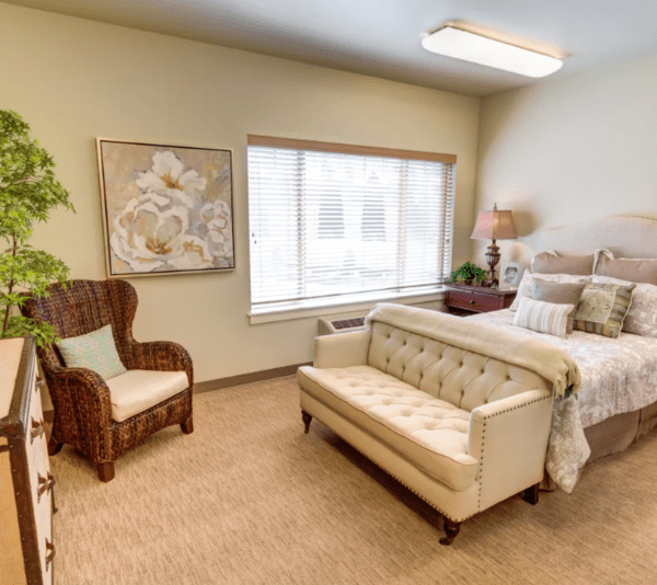 오리건주 벤드(Bend)에 위치한 치매 환자 생활 시설 Mt. Bachelor Assisted Living and Memory Care의 침실 / brightwaterseniorliving.com/senior-living/or/bend/powers-rd/living-options