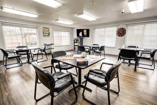 인디펜던스에 위치한 Blue Haven Memory Care의 공용 공간. 가정적인 분위기의 인테리어로 치매 환자들에게 편안한 생활을 지원 / bluehavenseniorliving.com