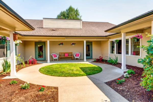 앨버니(Albany)에 위치한 Timberwood Court Memory Care의 중정, 치매 환자에게 안정감을 제공 / compass-living.com/senior-living/or/albany/timberwood-court-memory-care/photos