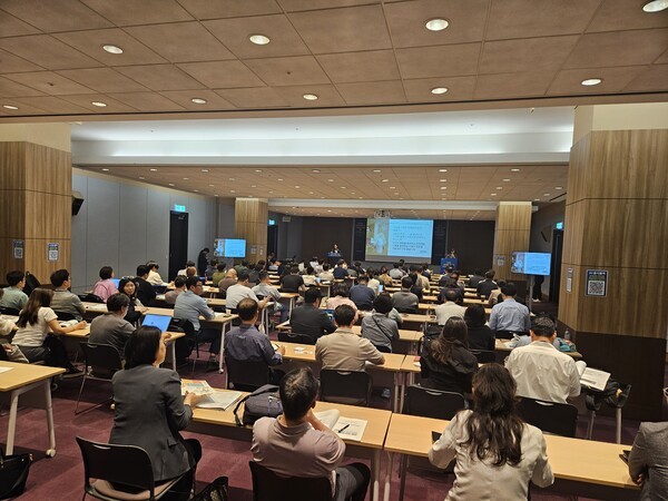 2025 글로벌 시니어 비즈니스 트렌드 세미나가 열린 서울 코엑스 컨퍼런스룸 /  2025 글로벌 시니어 비즈니스 트렌드 세미나 사무국