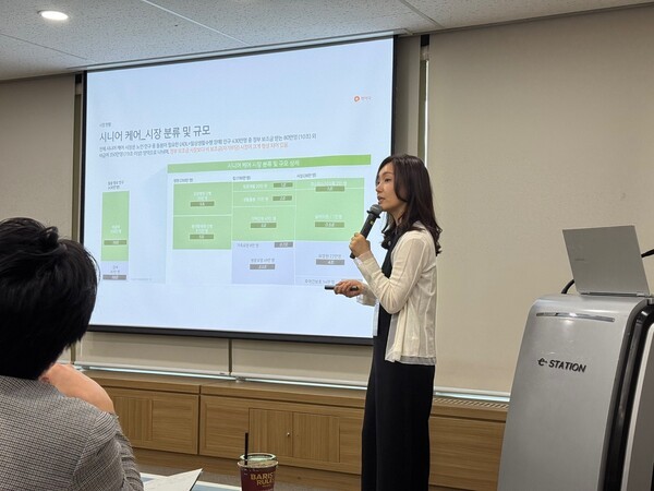 'Holistic Wellness, 저속노화가 가능한 시니어 공간 전략'을 발표하는 강효진 케어닥 시니어 하우징 디자인연구소 소장 / 황교진 기자