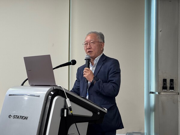 '스마트 실버 라이프 케어를 위한 지능 공간 디자인'을 발표하는 조위덕 아주대 명예교수 / 황교진 기자