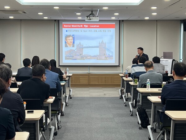 '실버 커뮤니티 실제 사례를 통한 대안'을 발표하는 이호갑 박사 / 포럼 130+