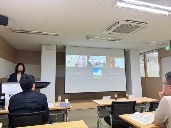 일본 케어매니지먼트의 실제와 그룬트비 사례를 현지의 발표자가 줌으로 전했다. 치매케어학회 교육이사인 신수경 가톨릭대 사회복지대학원 강사가 통역을 맡았다. / 황교진 기자