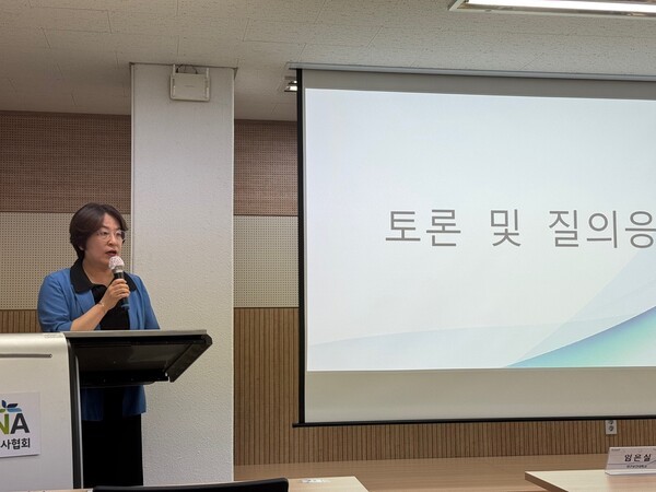 전체 발표에 대한 소감과 요양원 운영자로서의 실제 사례를 전하는 이은주 인천사랑노인요양원 원장 / 황교진 기자