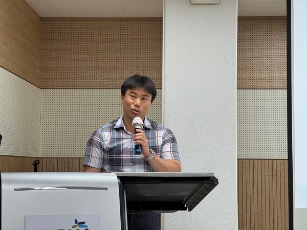 치매안심센터의 사회복지사로서 전체 발표에 대한 의견을 정리해 질문하는 홍종석 강동구치매안심센터 팀장 / 황교진 기자