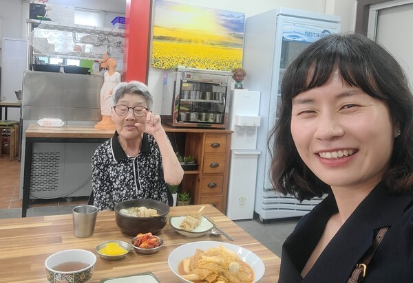 '우리 동네 마실 가기 ' 첫 마실로 함께한 박인분 어르신과 이혜주 센터장 / 이혜주