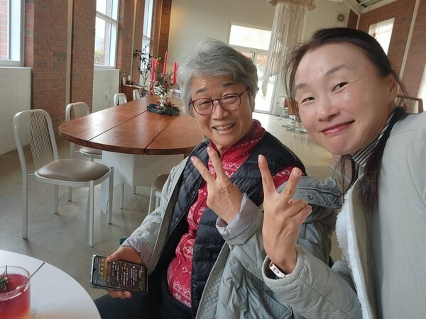 정순자 어르신과 우리동네노인주간보호센터 직원 / 이혜주