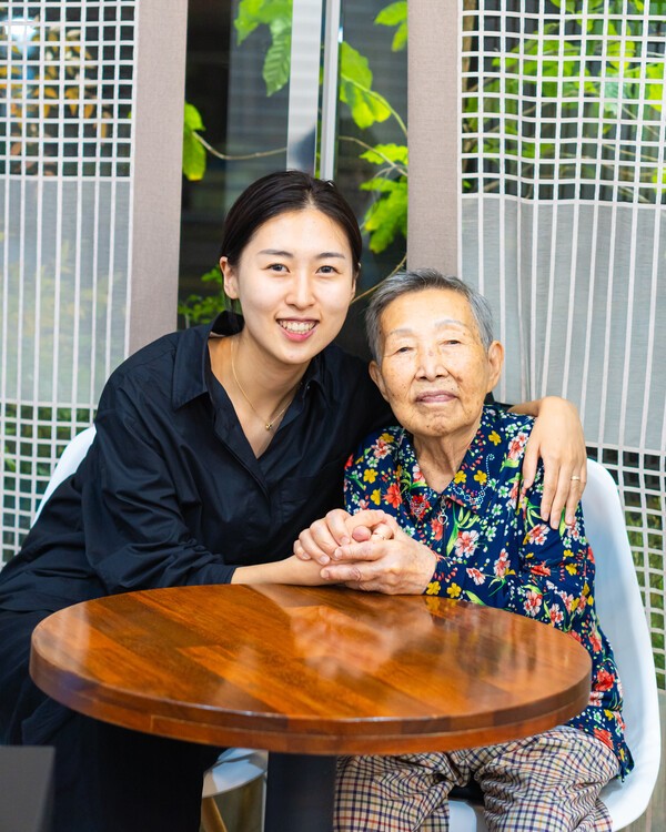 할머니와 함께 찍은 이한결 대표, 이 사진이 할머니와 선명하게 찍은 마지막 사진이다 / 세모녀 