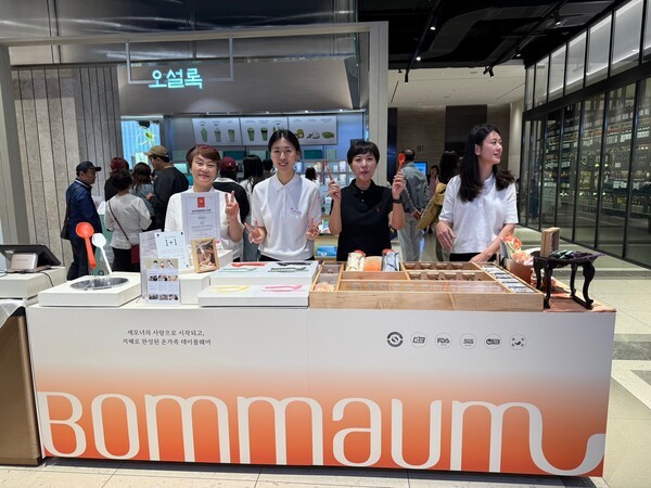 대구 신세계 백화점 팝업 매장, 왼쪽 두 번째가 이한결 대표, 중앙에 검정옷 입은 이가 이 대표의 어머니 / 세모녀