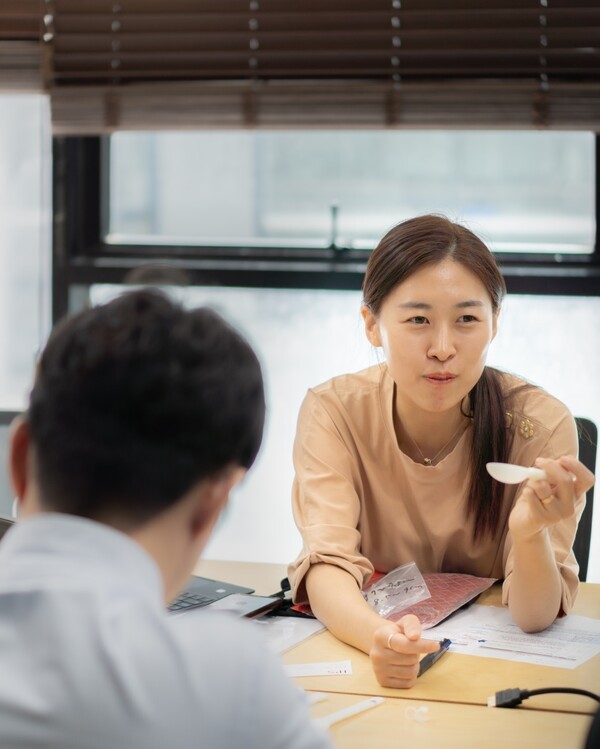 제품 개발 회의 중인 이한결 대표 / 세모녀