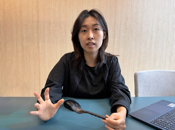 봄마음 수저를 설명하는 이한결 (주)세모녀 대표 / 황교진 기자