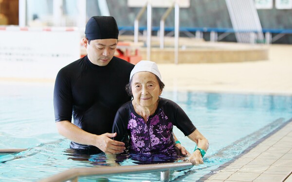 그룬트비에서 좋아하던 수영을 다시 시작한 치매 노인 / 그룬트비