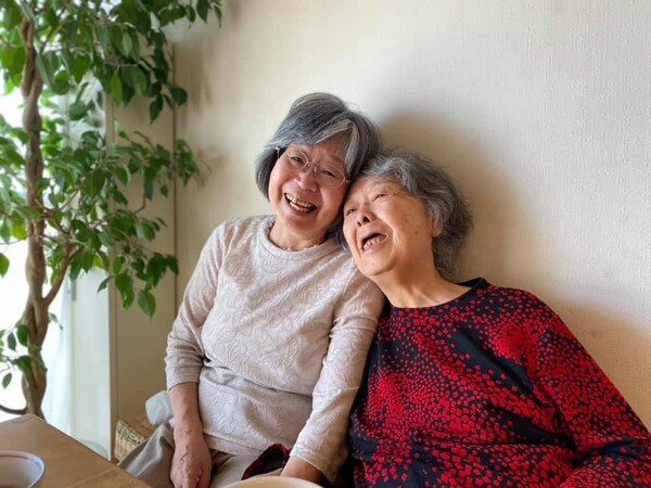 룸메이트와 우정을 나누며 살아가는 입주 노인 / 그룬트비