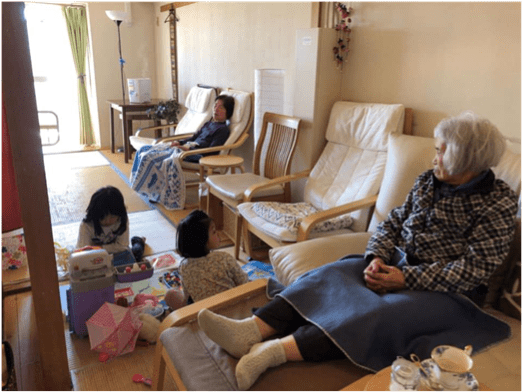 노인들만 모여 있지 않고 다양한 세대가 함께 거주하는 다세대 공동체 / 그룬트비