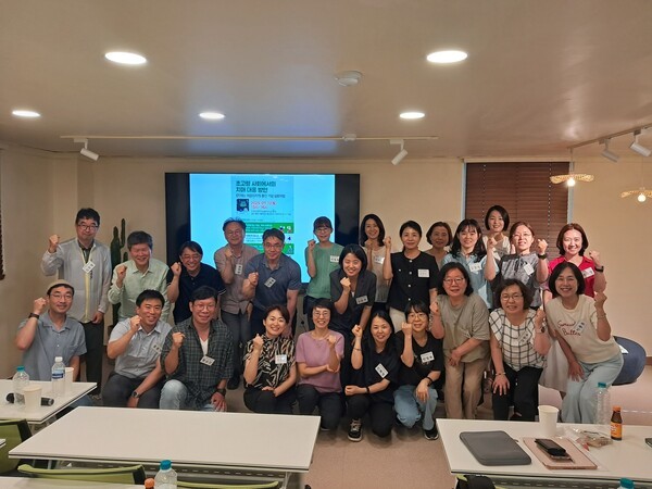 초고령사회에서의 치매 대응 방안 심포지엄의 연자와 친목의 시간까지 함께한 참석자 단체 사진 / 디멘시아북스