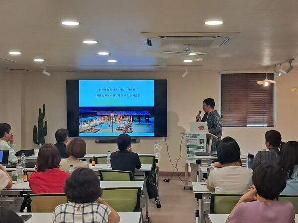 '한국에 없는 마을 _해외 치매마을'을 전하는 황교진 디멘시아뉴스 편집국장 / 디멘시아북스