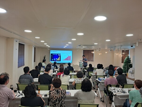 '치매머니 이슈와 시니어 금융소비자 보호 대책'을 발표하는 이형종 금융제론톨로지 연구소장 / 디멘시아북스