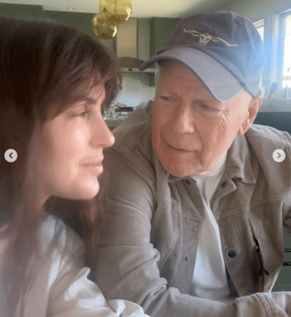 2025년 6월 22일, 셋째 딸 탈룰라 윌리스(Tallulah Willis)가 인스타그램에 공유한 사진. 브루스 윌리스는 딸을 바라보며 미소 짓고 있다. 탈룰라는 “지금 이 순간을 사랑한다(Loving this moment)”는 글과 함께 해당 사진을 게시했다. / 탈룰라 윌리스 인스타그램/@buuski