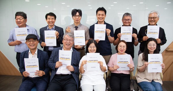 ‘한국사회연대경제 돌봄특별위원회’ 위원들이 7월 23일(화) 표준조례안 제정 회의를 마친 후 ‘돌봄통합지원법 표준조례안’을 든 기념 사진 / 한사연경 돌봄특별위원회