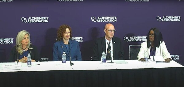 (왼쪽부터) 레이철 위트머(Rachel Whitmer) 캘리포니아대 데이비스(UC Davis Alzheimer’s Disease Research Center) 박사, 로라 베이커(Laura D. Baker) 웨이크포레스트의대(Wake Forest University School of Medicine) 교수, 피터 헤이스버스 판 바이크(Peter Gijsbers van Wijk) 연구 참가자, 필리스 존스(Phyllis Jones) 연구 참가자 / AAIC 2025 유튜브 캡처